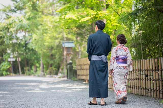 浴衣を着た男女
