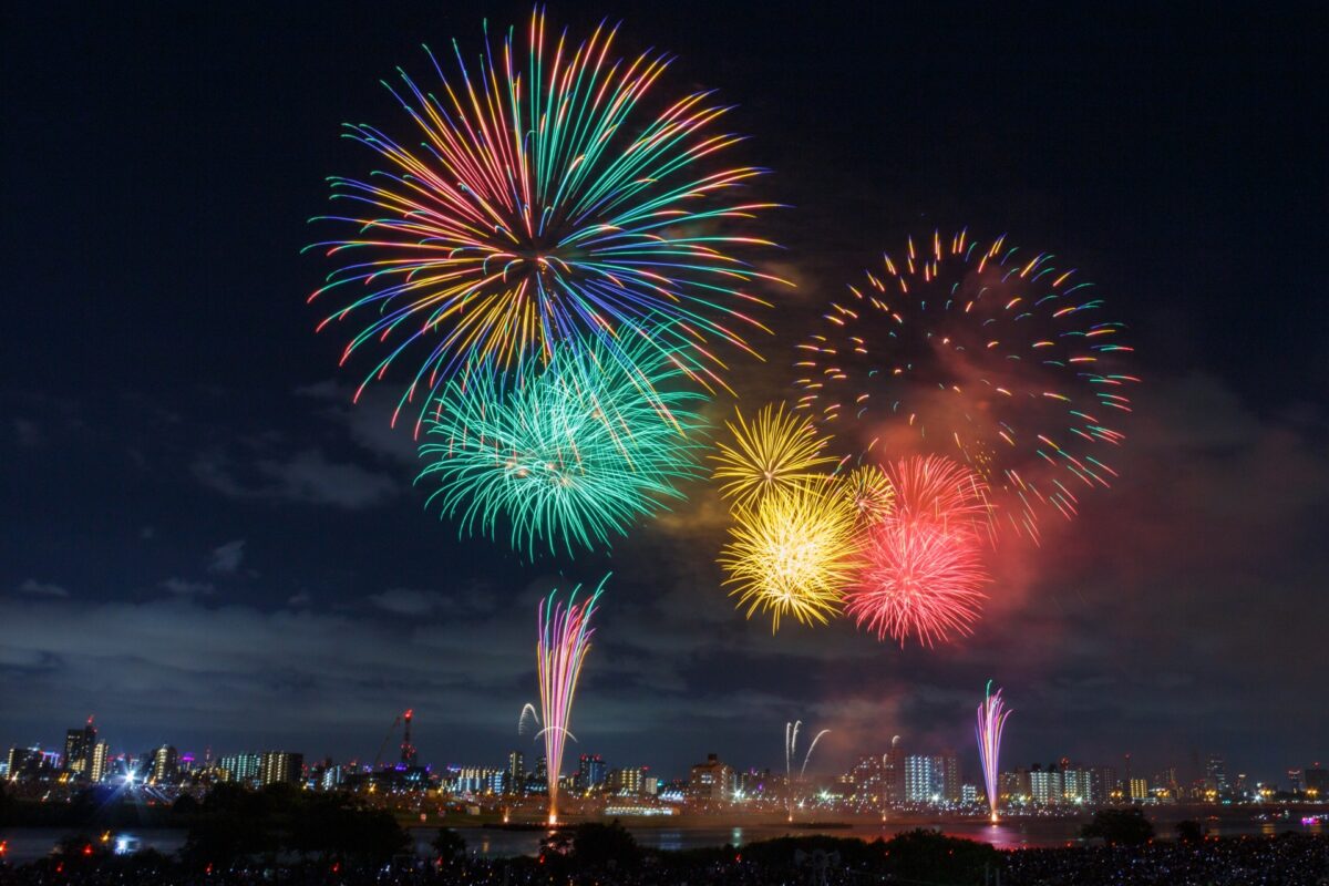 色とりどりの花火